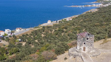 Téléchargez les photos : Ancien moulin à vent sur l'île de Cunda en Turquie - en image libre de droit