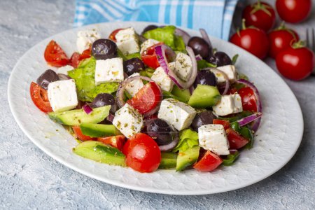 Foto de Ensalada griega con verduras frescas, queso feta y aceitunas kalamata. Alimento saludable
. - Imagen libre de derechos