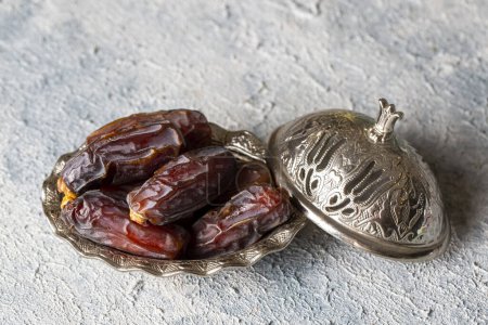 Téléchargez les photos : Les dates sont un fruit que les musulmans mangent pendant le Ramadan pour briser leur jeûne. - en image libre de droit