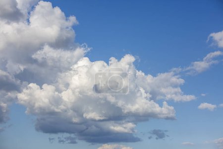 Téléchargez les photos : Ciel bleu et nuages - en image libre de droit