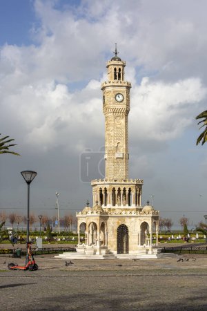 Téléchargez les photos : Izmir vieille tour de l'horloge historique - en image libre de droit