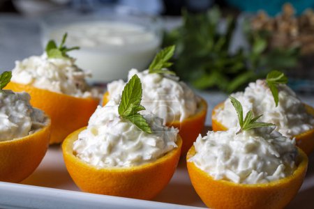 Téléchargez les photos : Salade de céleri aux pommes et noix servie dans des tasses d'orange. - en image libre de droit