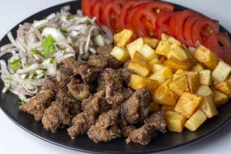 Foto de Pan de hígado (hígado albanés) comida tradicional turca. Hígado sobre arroz. (Nombre turco; arnavut ciger) - Imagen libre de derechos