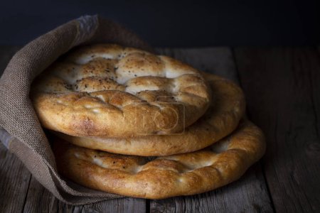 Foto de Ramadan Pita (Turkish name; Ramazan Pidesi) Traditional Turkish bread for holy month Ramadan - Imagen libre de derechos