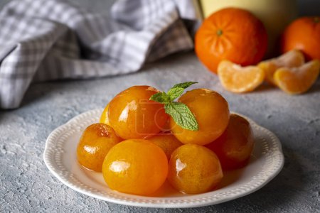 Téléchargez les photos : Confiture de mandarine dans un pot en verre avec des fruits autour - en image libre de droit