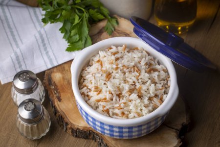 Téléchargez les photos : Cuisine turque traditionnelle délicieuse ; riz pilaf de style turc (nom turc ; Arpa sehriyeli pirinc pilavi) - en image libre de droit