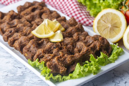Téléchargez les photos : Cuisine turque traditionnelle délicieuse ; nom turc ; Cig kofte (boulette de viande crue en turc) avec laitue - en image libre de droit