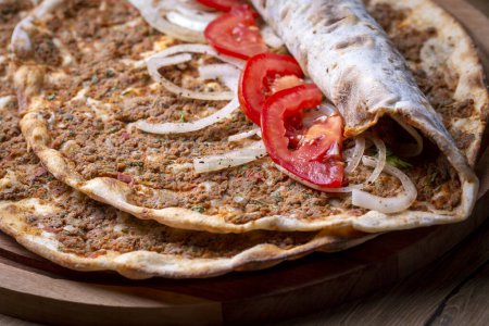 Téléchargez les photos : Nourriture turque ; pizza turque - Lahmacun - en image libre de droit