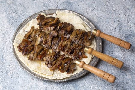 Foto de Comida tradicional turca deliciosa; Oltu cag kebabi, doner kebab a la parrilla de la cocina Erzurum - Imagen libre de derechos