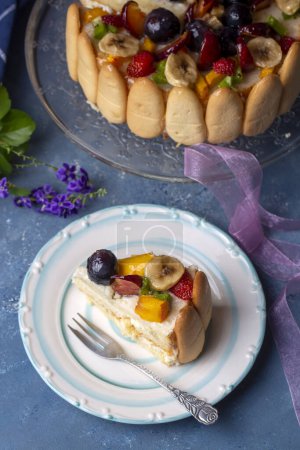Foto de Delicioso pastel de frutas (nombre turco; meyveli yas pasta, karisik meyveli yas pasta) - Imagen libre de derechos