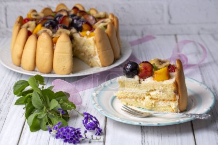 Téléchargez les photos : Délicieux gâteau aux fruits (nom turc ; pâtes meyveli yas, pâtes karisik meyveli yas) - en image libre de droit