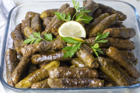 Téléchargez les photos : Nourriture turque ; feuilles farcies (yaprak sarmasi) - en image libre de droit