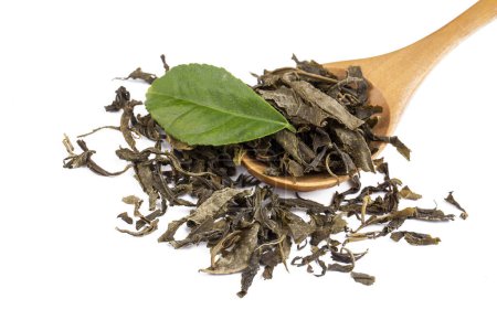 Téléchargez les photos : Dried green tea on the white background - en image libre de droit