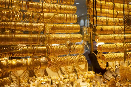 Téléchargez les photos : Bracelet en or glamour qui se vend sur le grand marché du bazar. - en image libre de droit