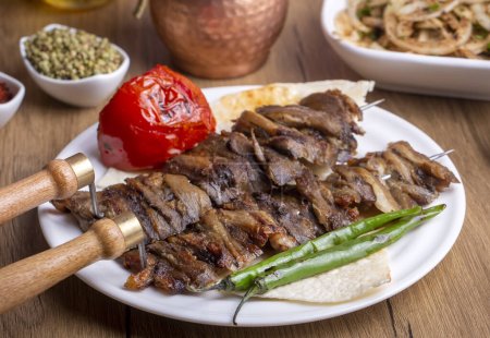 Téléchargez les photos : Cuisine traditionnelle turque délicieuse ; Oltu cag kebabi, donateur kebab grillé de la cuisine Erzurum - en image libre de droit