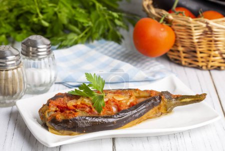Téléchargez les photos : Aliments traditionnels délicieux turcs ; Nourriture d'aubergine, nom turc ; imam bayildi - en image libre de droit