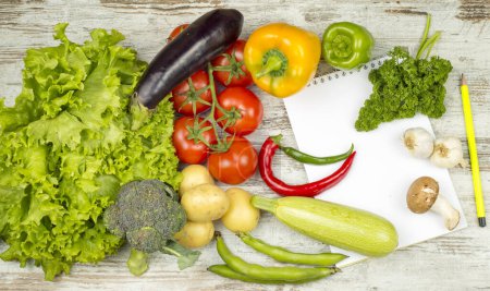 Foto de Frutas y hortalizas aisladas sobre fondo blanco. Comida vegana y concepto de dieta saludable. - Imagen libre de derechos