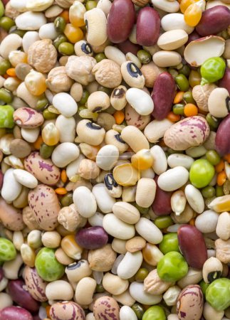 Foto de Legumbres secas mixtas y cereales aislados sobre fondo blanco, vista superior - Imagen libre de derechos