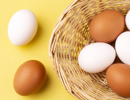 Téléchargez les photos : De nombreux œufs se trouvent sur le fond de foin, vue de dessus
. - en image libre de droit