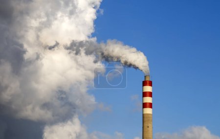 Téléchargez les photos : Usine cheminée fumée avec ciel bleu et nuages - en image libre de droit