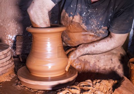Téléchargez les photos : Potier professionnel faisant bol dans l'atelier de poterie, studio. - en image libre de droit