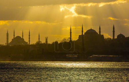 Téléchargez les photos : Istanbul - Turquie, silhouette de la mosquée en vue sur la mer au coucher du soleil - en image libre de droit