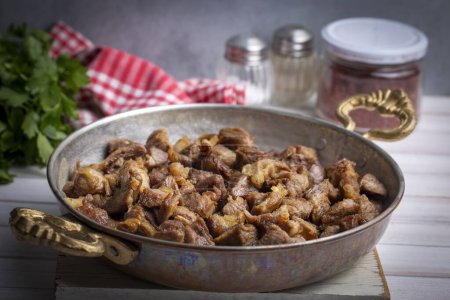 Téléchargez les photos : Musulmans Sacrifice traditionnel nourriture de vacances agneau, viande rôtie turque en pot de cuivre sur le dessus de table. Kavurma turc. (nom turc ; Kurban kavurma)) - en image libre de droit
