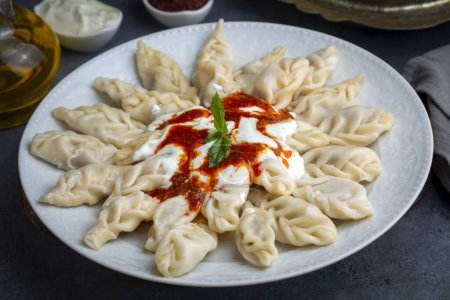 Foto de Dumplings georgianos Khinkali con carne, salsa de tomate y especias-Hingel. (o Cerkes manti) - Imagen libre de derechos