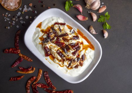 Foto de Meze tradicional turco y griego con chiles. Aperitivo Turco Átomo con yogurt. Átomo turco meze - Imagen libre de derechos