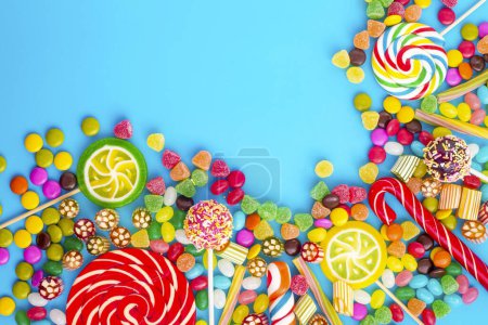 Foto de Piruletas coloridas y dulces redondos de diferentes colores. Vista superior. - Imagen libre de derechos