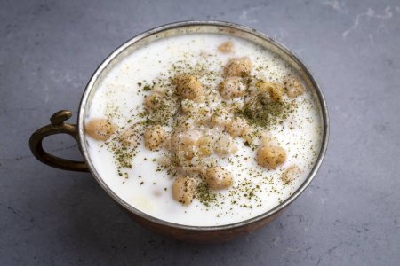 Téléchargez les photos : Soupe au yaourt froid aux pois chiches et graines de blé - Ayran asi Corbasi - Tzatziki - en image libre de droit
