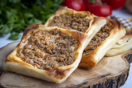 Téléchargez les photos : Délicieux plats traditionnels turcs ; pâtisserie Kaytaz à la viande hachée de Turquie Hatay - région d'Antakya (nom turc ; boregi Kaytaz) - en image libre de droit