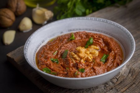 Foto de Aperitivo tradicional turco delicioso, Muhammara, nuez sana y salsa de pimiento rojo asado - Imagen libre de derechos