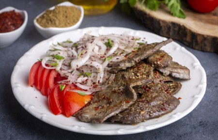 Téléchargez les photos : Cuisine traditionnelle de kebab au foie turc. Foie de feuille épicé. Délicieux cidre turc. (nom turc ; yaprak ciger) - en image libre de droit