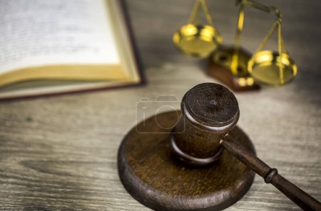 Téléchargez les photos : Juge Gavel, échelles de justice et livres de droit en cour - en image libre de droit