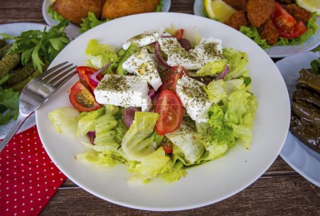 Foto de Alimentos griegos deliciosos tradicionales; ensalada griega fresca. - Imagen libre de derechos