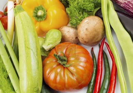 Téléchargez les photos : Divers légumes bio frais sur fond blanc - en image libre de droit