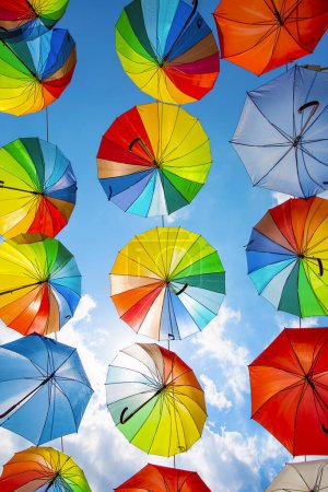 Foto de Paraguas colorido y cielo azul. Manisa / Turquía - Imagen libre de derechos