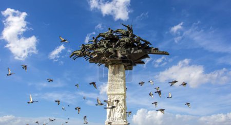 Téléchargez les photos : Izmir, Turquie - 10 février 2021 : Statue de l'Arbre de la République sur la place Gundogdu entre les quartiers d'Alsancak et Konak à Izmir - en image libre de droit