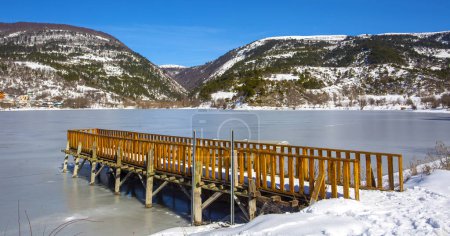 Téléchargez les photos : Frozen lake in snowy winter landscape, Cubuk lake - Goynuk - Bolu - Turkey - en image libre de droit