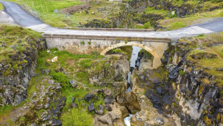 Foto de Puente histórico del diablo (Seytan Koprusu). Turquía oriental. Muradiye - Van - TURQUÍA. - Imagen libre de derechos