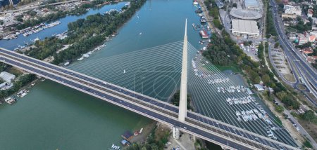 Téléchargez les photos : Plus récent "Most na Adi" - littéralement pont sur Ada / île fluviale à Belgrade, Serbie ; pont reliant l'Europe continentale avec les Balkans sur le fleuve Sava - en image libre de droit