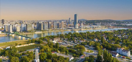 Panoramablick auf die Belgrader Uferpromenade, den Fluss Sava und den Belgrader Turm bei Vollmond