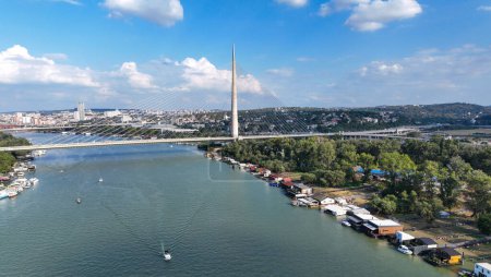 Foto de Más reciente "Most na Adi" - literalmente Puente sobre Ada - isla fluvial en Belgrado, Serbia; puente está conectando Europa continental con los Balcanes sobre el río Sava - Imagen libre de derechos