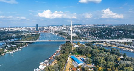 Téléchargez les photos : Plus récent "Most na Adi" - littéralement pont sur Ada / île fluviale à Belgrade, Serbie ; pont reliant l'Europe continentale avec les Balkans sur le fleuve Sava - en image libre de droit