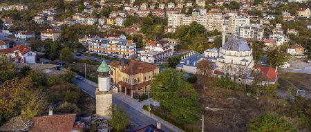 Téléchargez les photos : La tour de l'horloge construite pendant la période ottomane à Shumen, Bulgarie et Sherif Halil Pacha Mosquée Tombul Camii - en image libre de droit