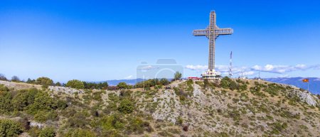Téléchargez les photos : Skopje, Macédoine, 29 octobre 2023, Croix du Millénaire au sommet de la colline de Vodno - en image libre de droit