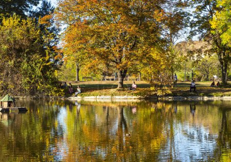 Foto de Macedonia - Skopje, 29 de octubre de 2023, Parque de la ciudad de Skopje con hojas amarillentas en los árboles en otoño - Imagen libre de derechos