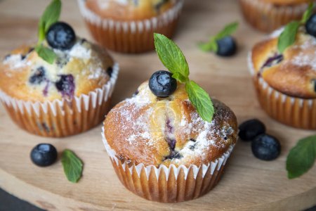 Téléchargez les photos : Muffins aux bleuets frais maison délicieux - en image libre de droit