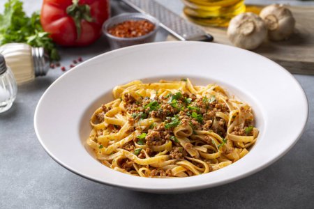 Téléchargez les photos : Spaghettis à la viande hachée en sauce tomate, pâtes aux nouilles. Pâtes aux nouilles turques. - en image libre de droit